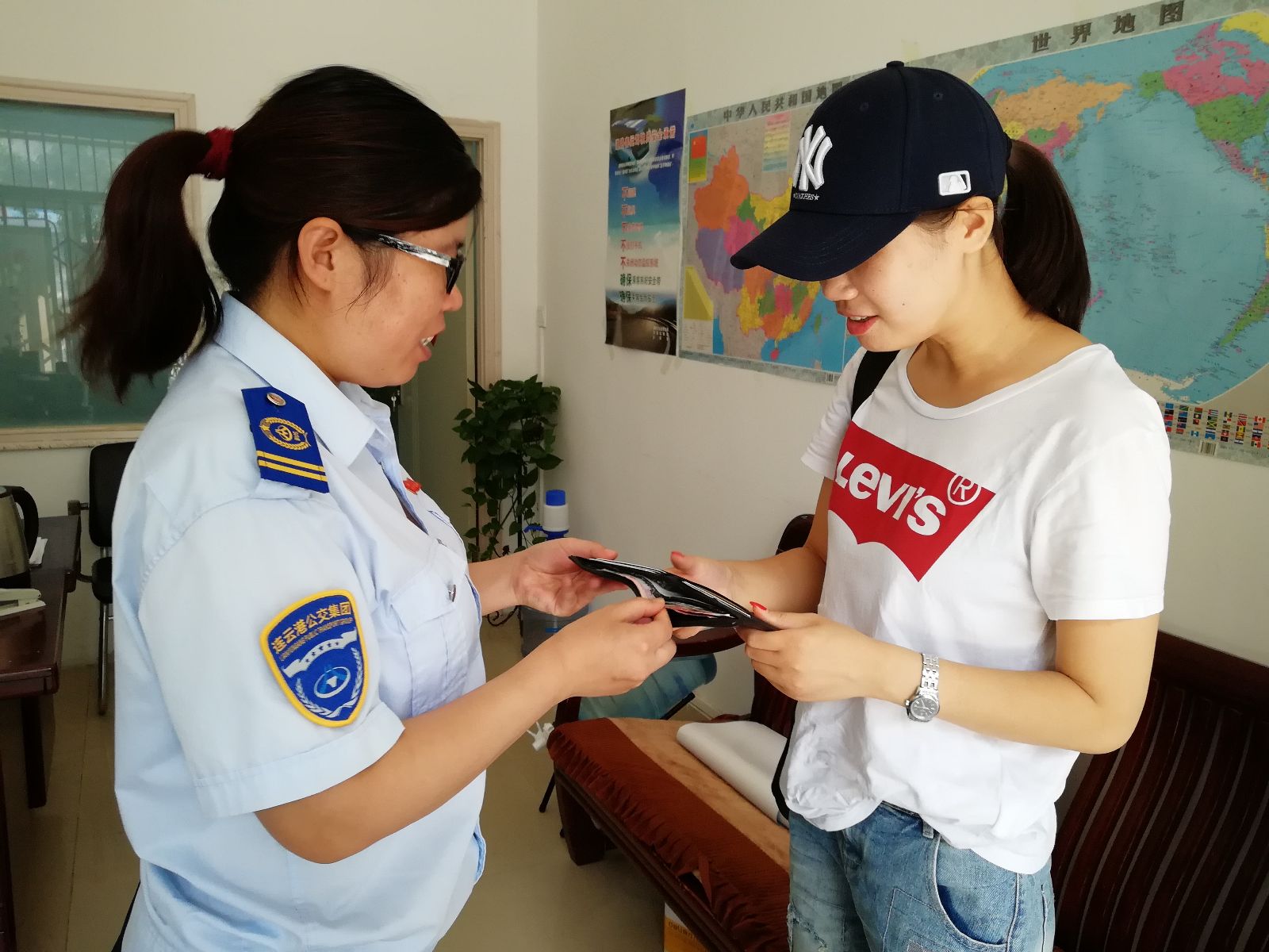 公交旅游公司驾驶员周波拾金不昧受表扬