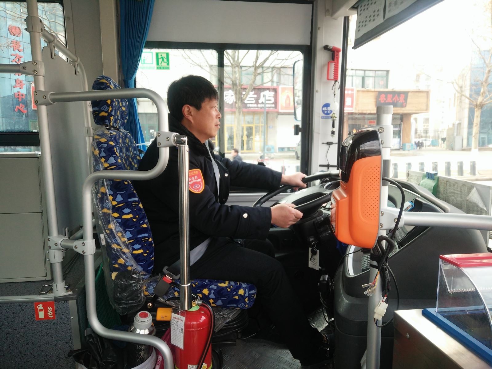 公交集团公交事业二部游3路驾驶员李乃柱及时归还乘客丢失的手机受表扬