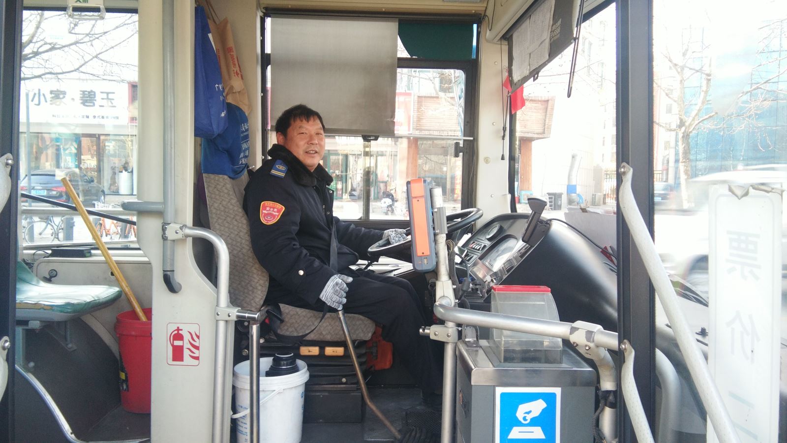 公交集团公交事业二部游3路驾驶员邵长亮及时归还乘客丢失的手机