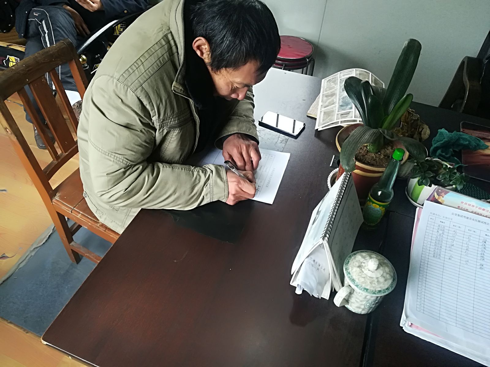 公交集团游5路驾驶员李海归还乘客丢失的手机受表扬