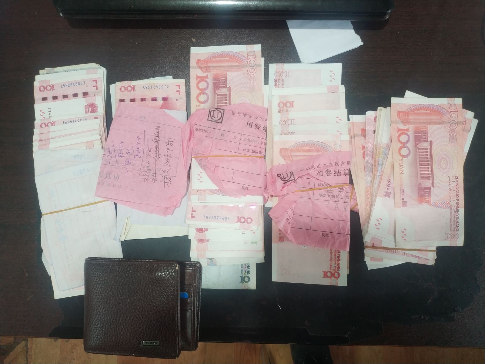 公交集团公交事业二部游5路驾驶员苏宜权为乘客找回5000元现金受表扬