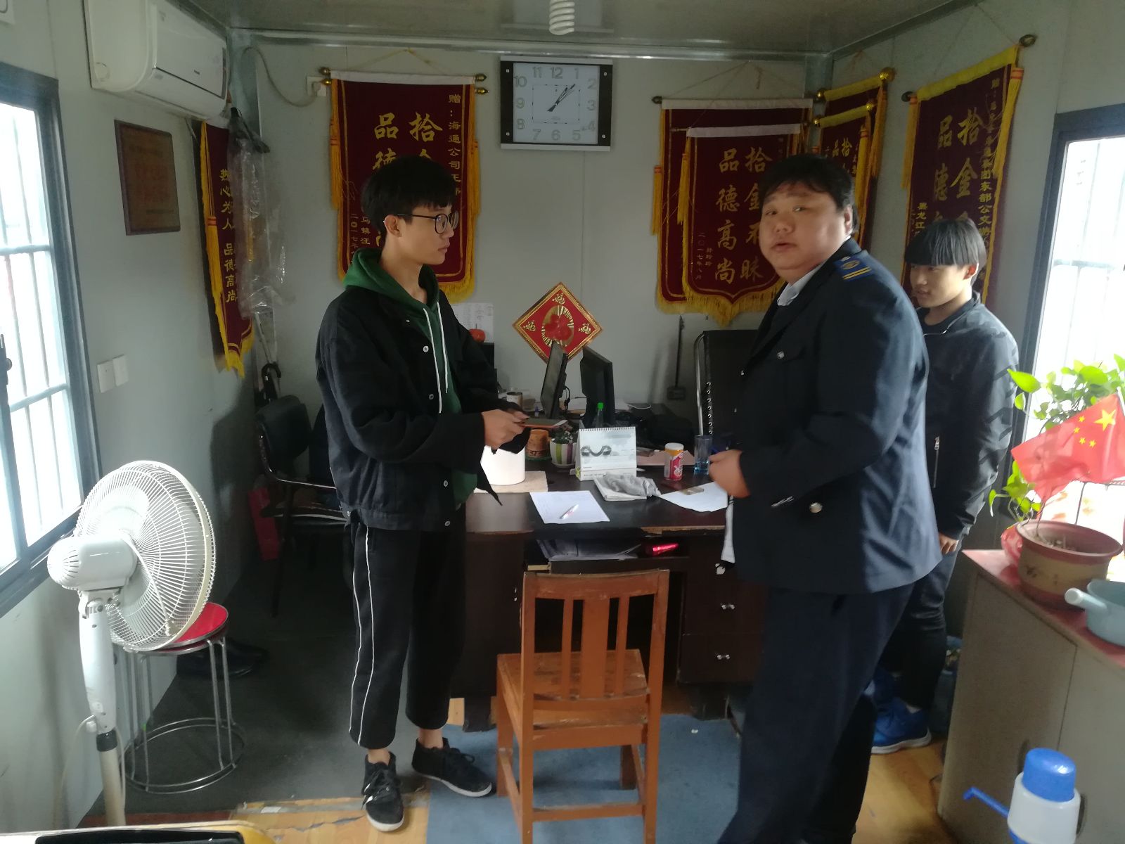 公交游5路驾驶员路炜及时归还乘客丢失的手机受表扬