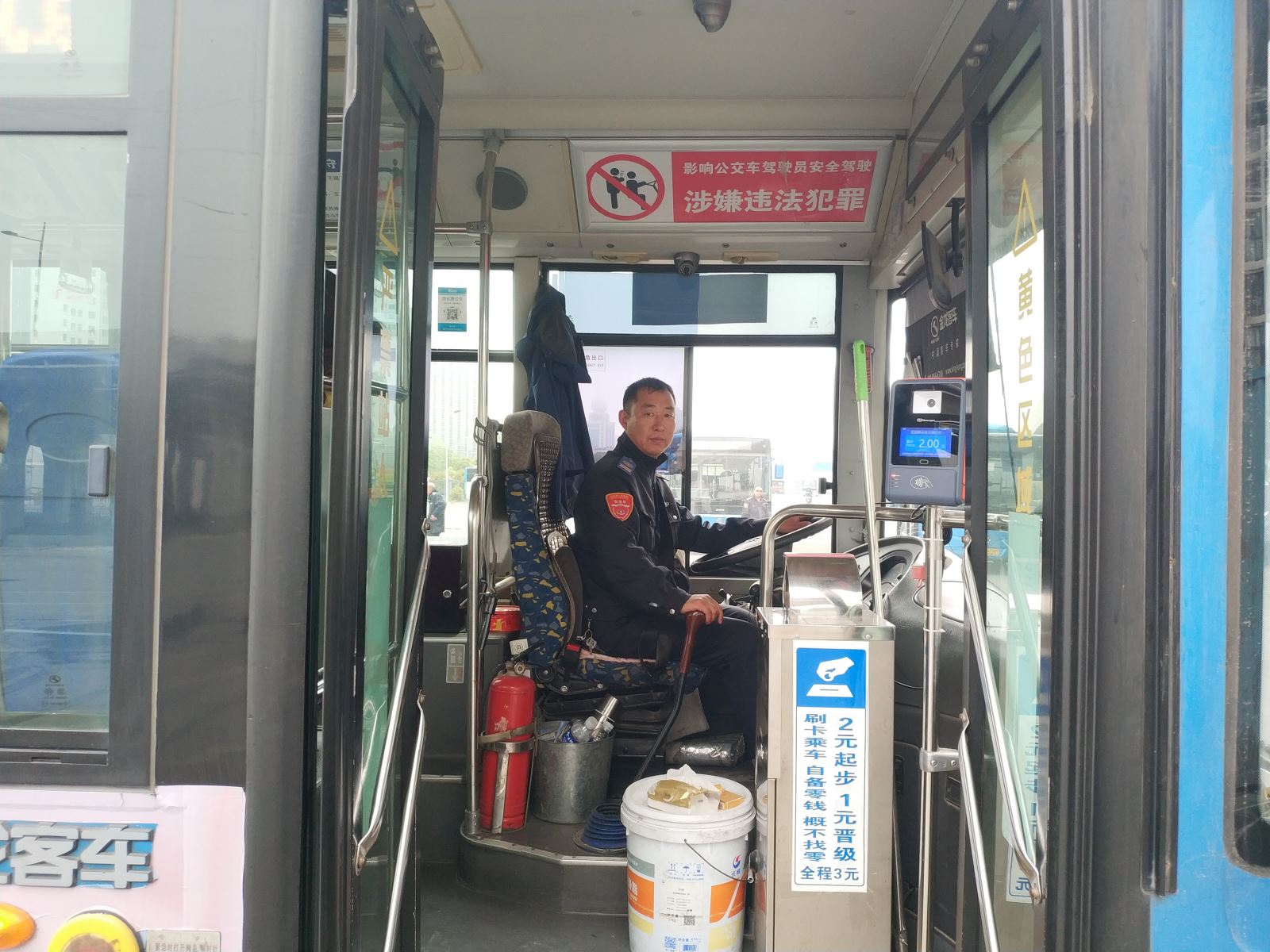 公交集团公交事业二部游6路驾驶员王满及时归还乘客丢失的手机受表扬