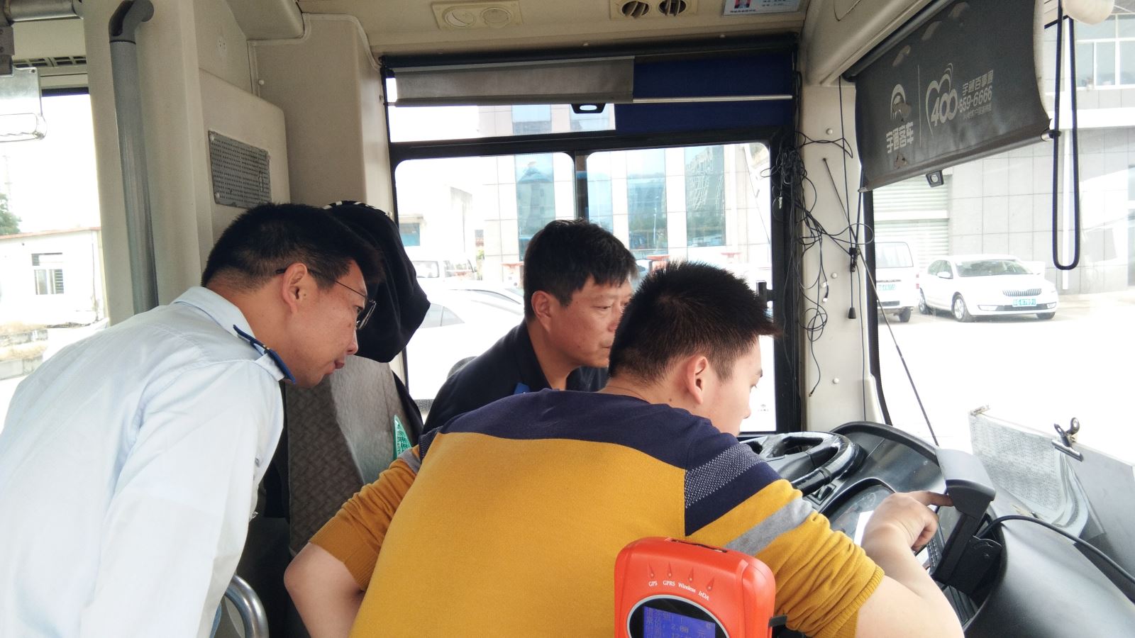 公交集团东部公司做好老旧车载设备更新工作