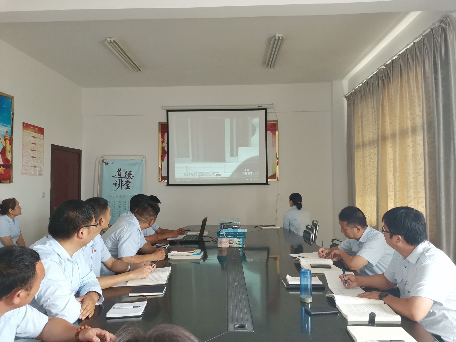 公交集团事业二部组织观看专题片《国家监察》第五集《打造铁军》