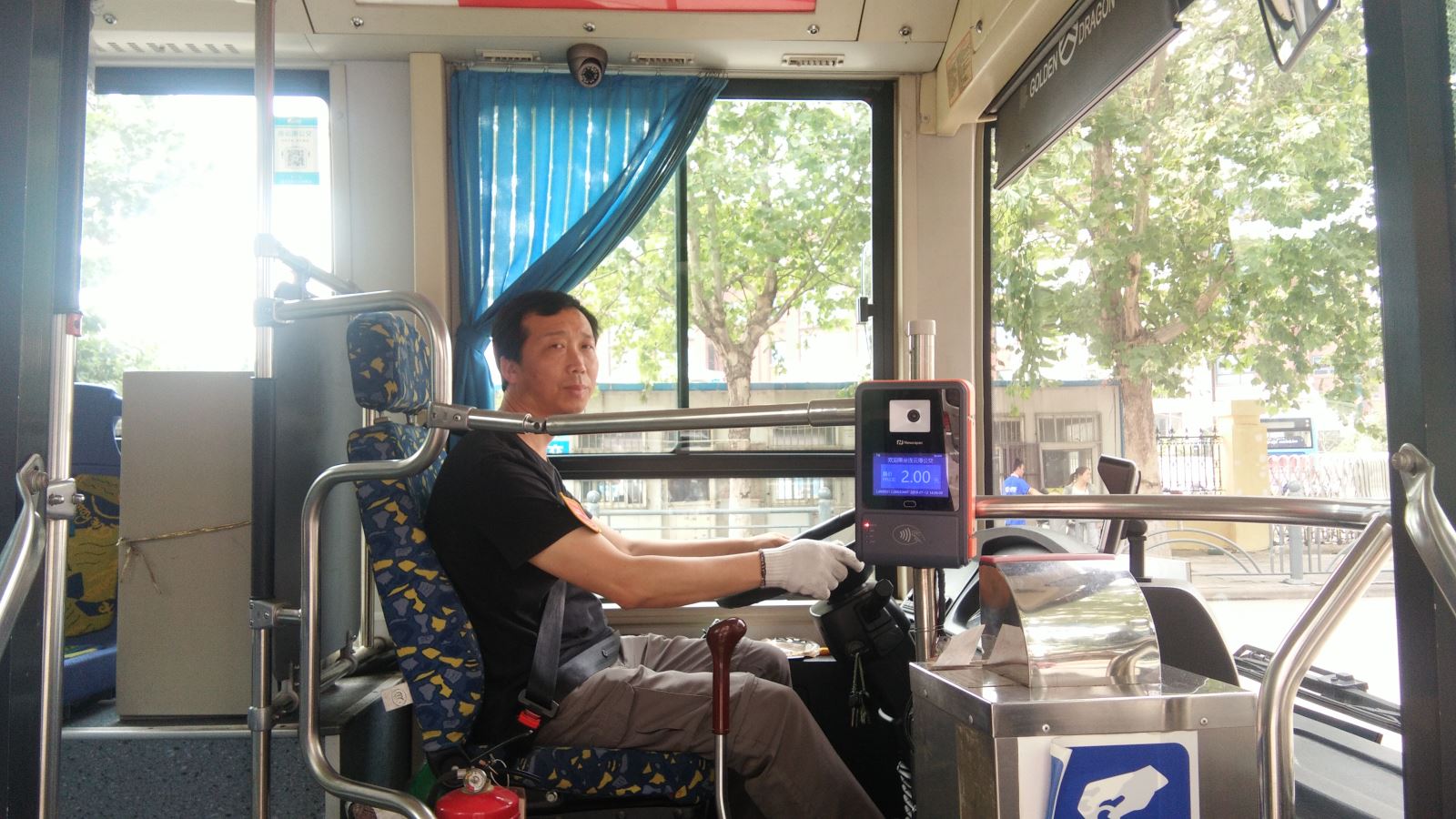 公交集团公交事业二部31路驾驶员陶明卫及时归还乘客丢失的手机