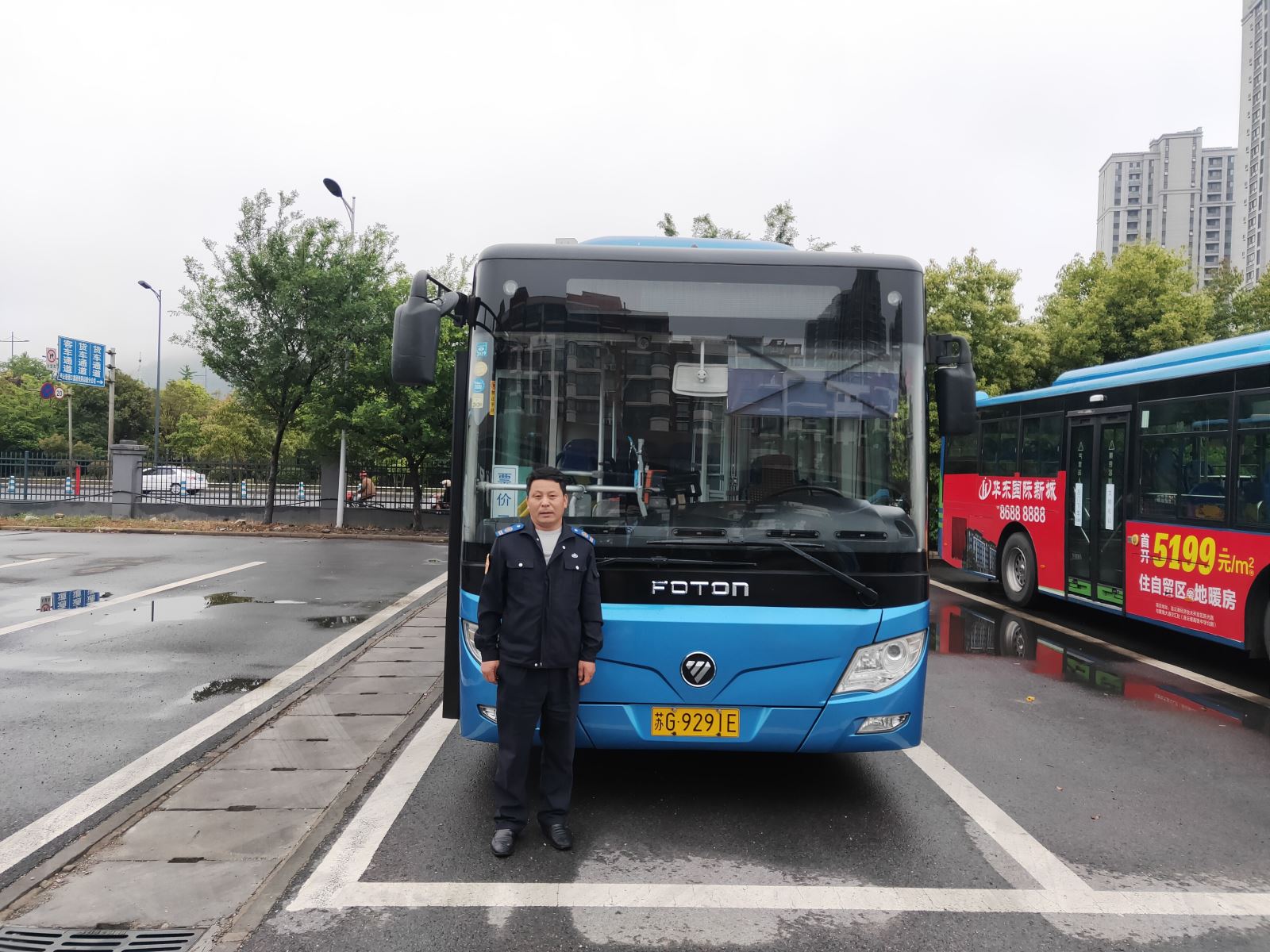 公交集团公交事业二部35路驾驶员张永明及时归还乘客丢失的物品受表扬