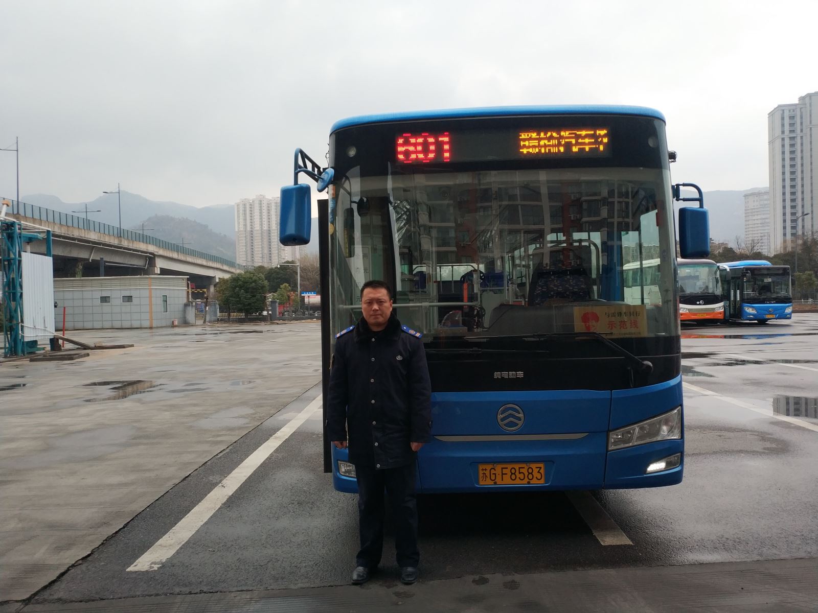 公交集团公交事业二部601路驾驶员刘世杰及时归还乘客丢失的手机受表扬