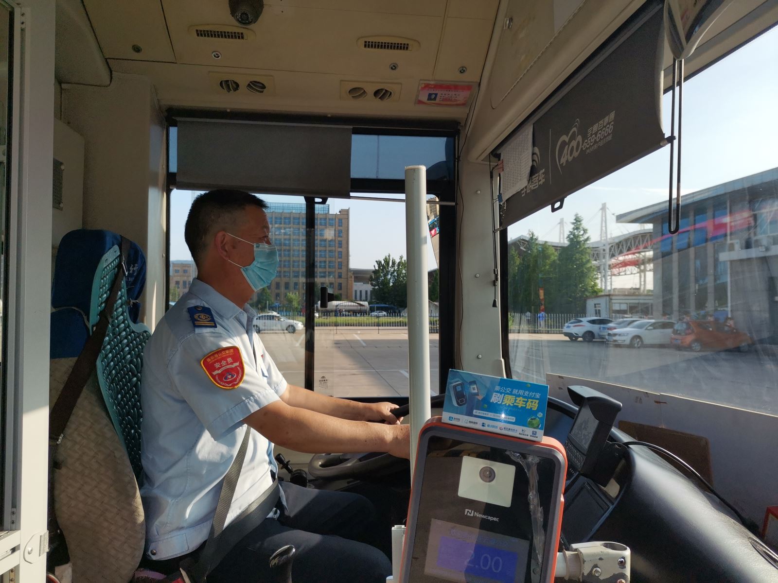 公交集团公交事业二部游3路驾驶员杨汝江及时归还乘客丢失的包获点赞