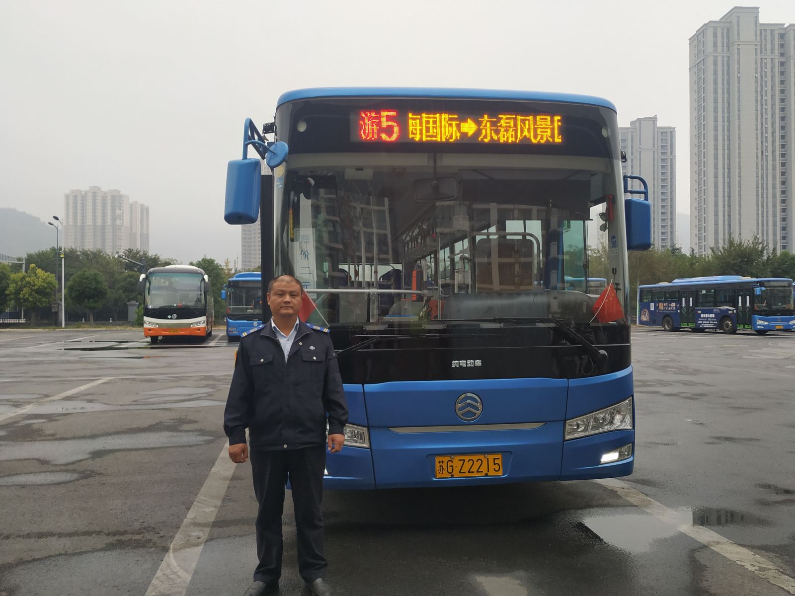 公交集团公交事业二部游5路驾驶员路成及时归还乘客丢失的手机