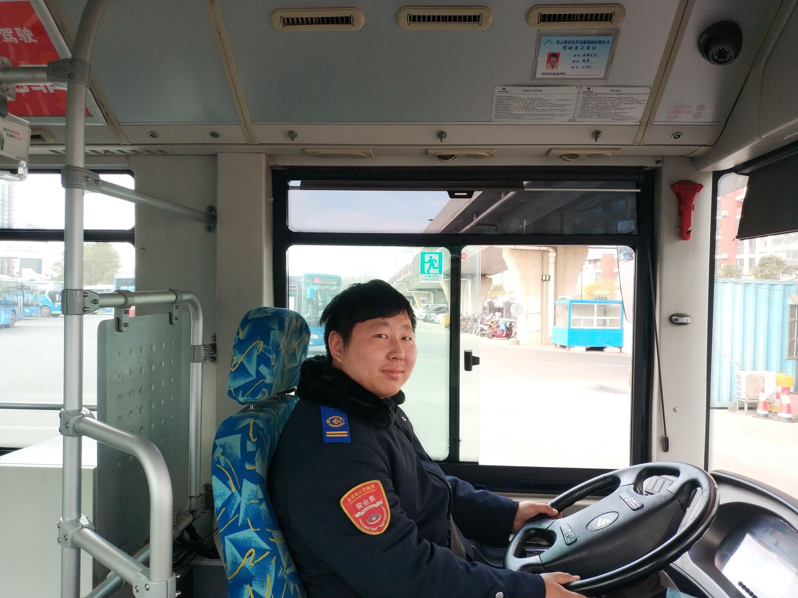 公交集团公交事业二部113路驾驶员魏靖及时归还乘客丢失手包