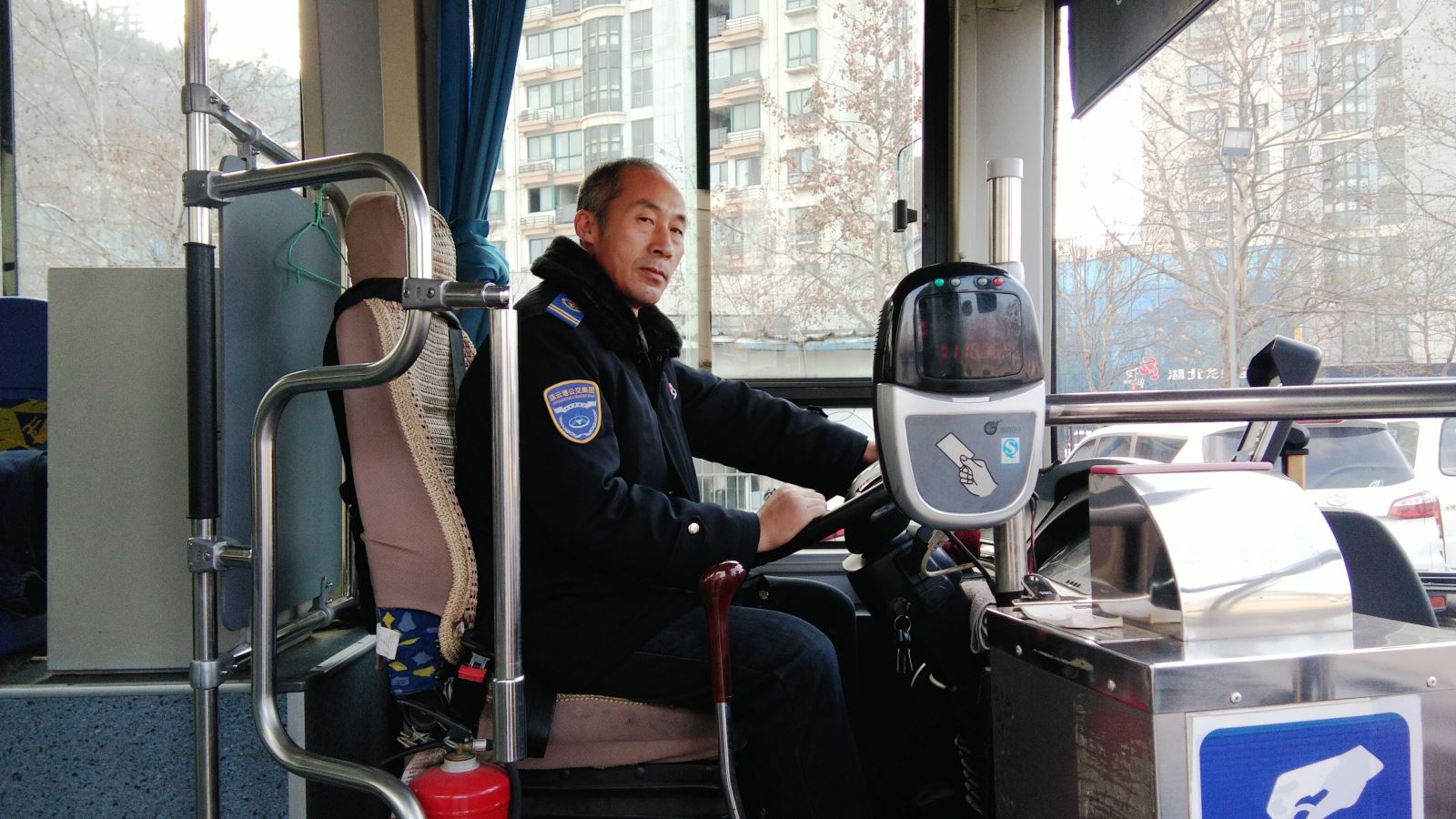 公交集团公交事业二部游3路驾驶员曹杰及时归还乘客丢失的手机受表扬