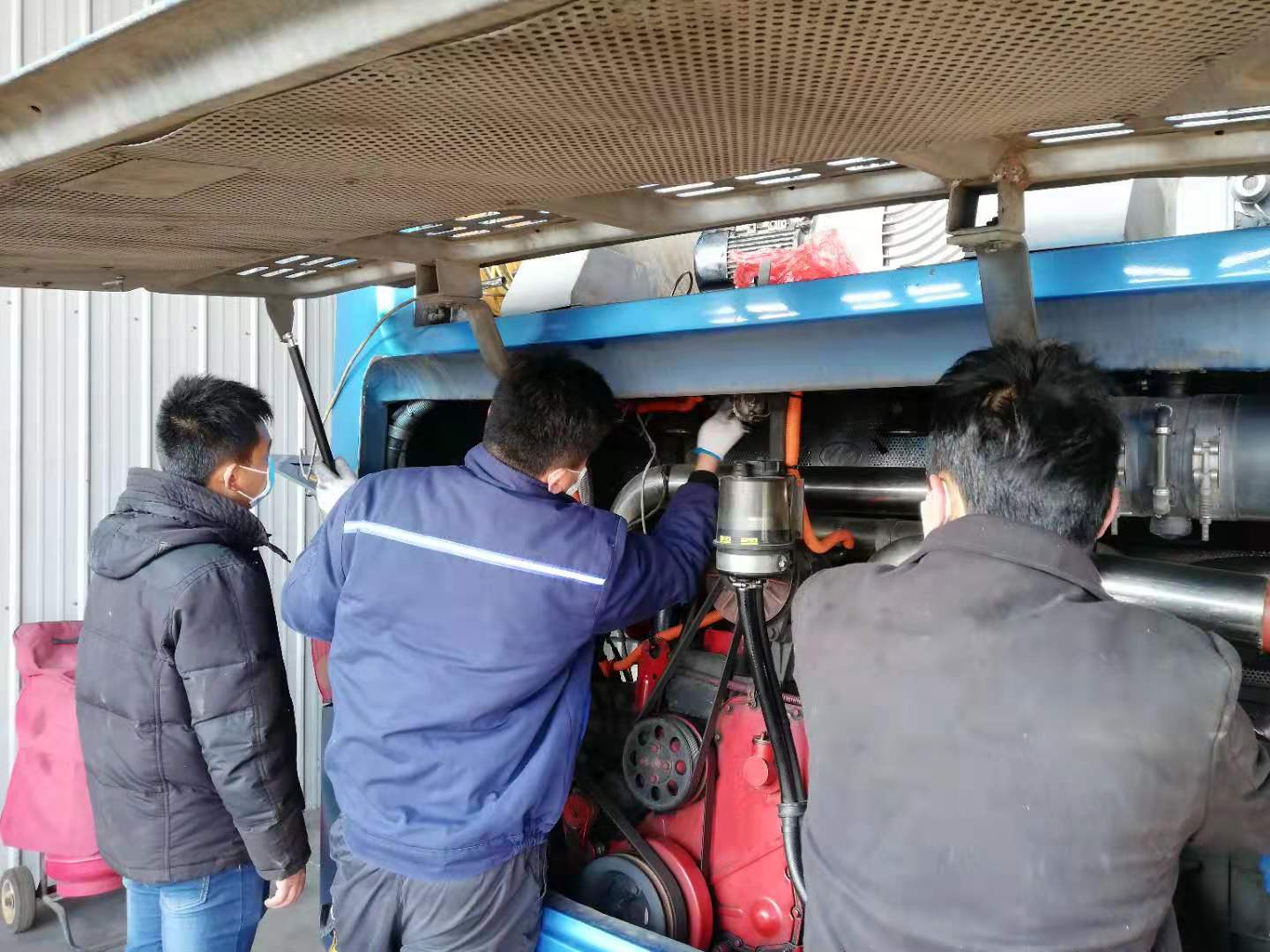 车辆的白衣天使 -----公交集团机务组奋战在一线