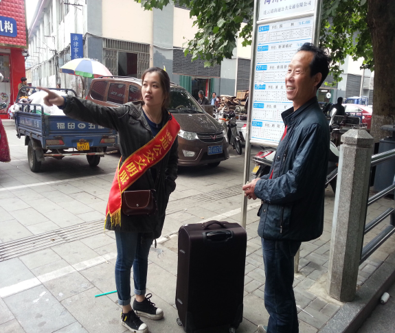 公交海州公司上站台开展义务导乘活动