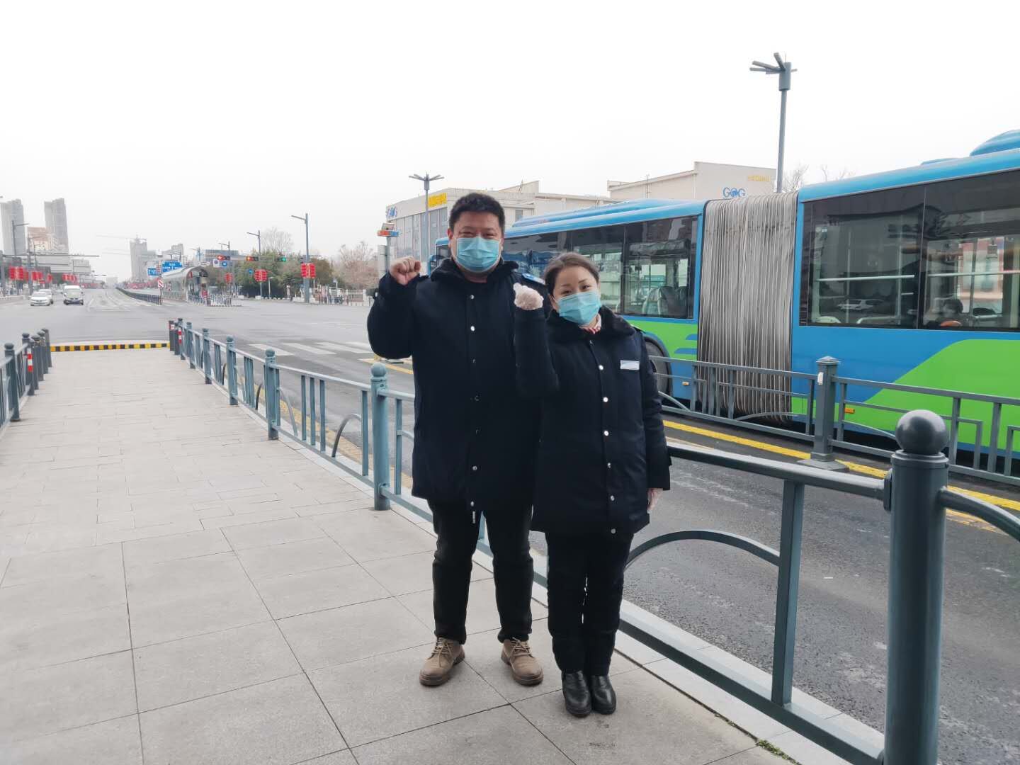 快速公交“夫妻档”携手“战”疫情