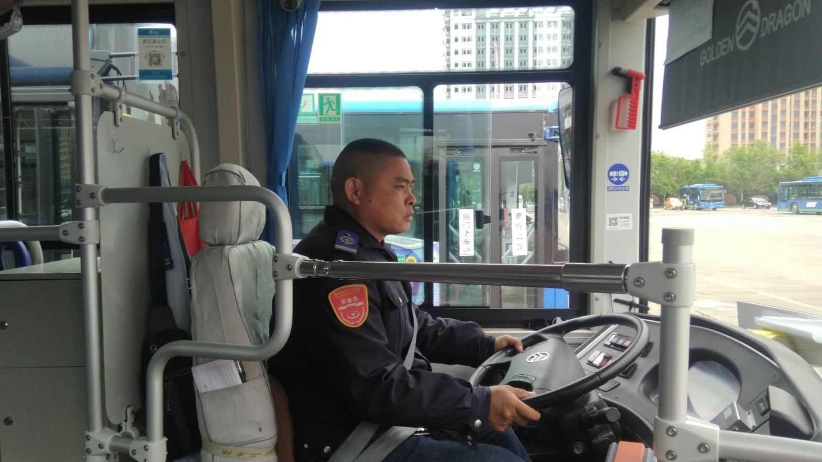 公交集团公交事业一部15路驾驶员张尧兵帮助乘客寻回失物  传递正能量