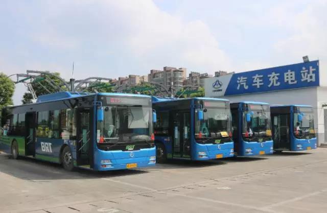 喜迎十九大、庆国庆——看公交集团国旗飘扬