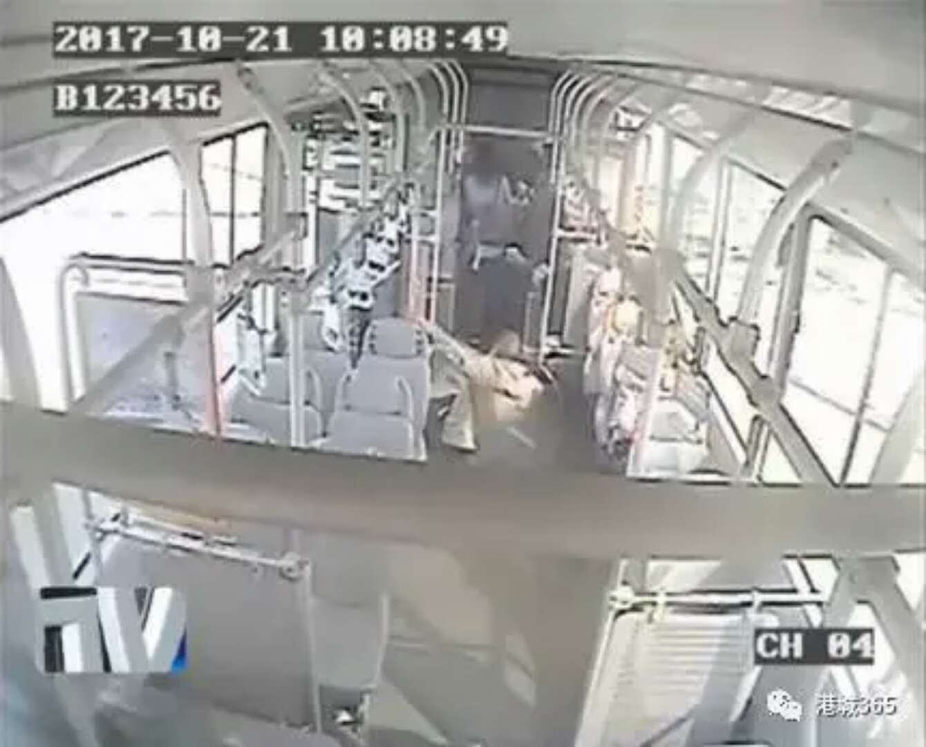 男乘客突发疾病 公交集团驾驶员和乘客积极救助