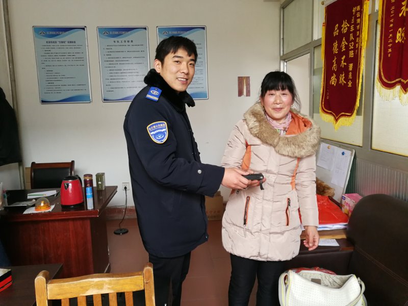 公交集团佳连公司驾驶员范强拾金不昧受表扬