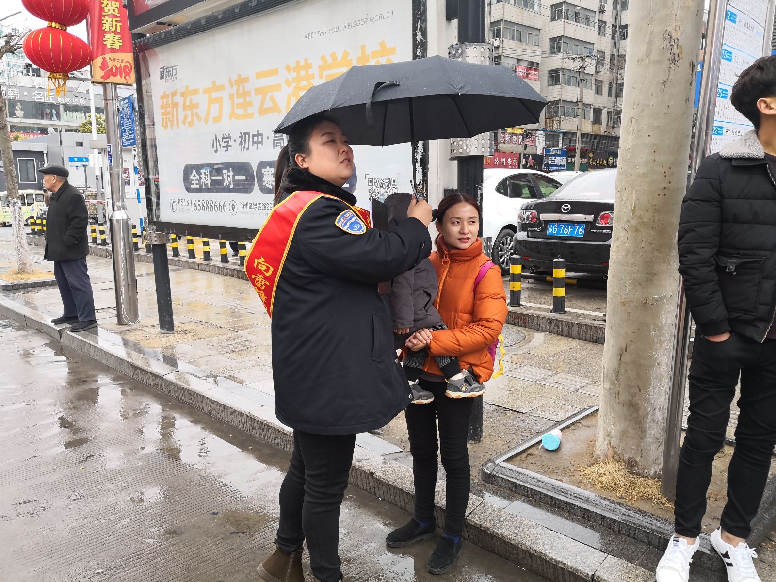 公交集团海通公交公司弘扬雷锋精神，开展学雷锋服务日活动