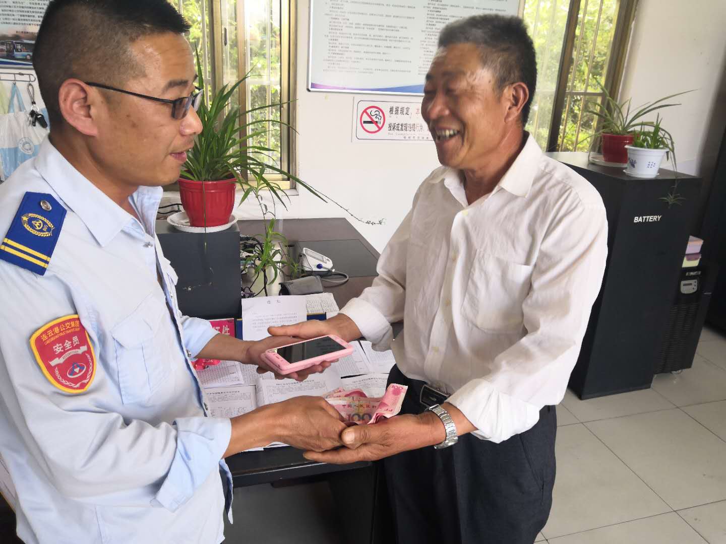 公交集团快速公司驾驶员成网拾金不昧暖人心