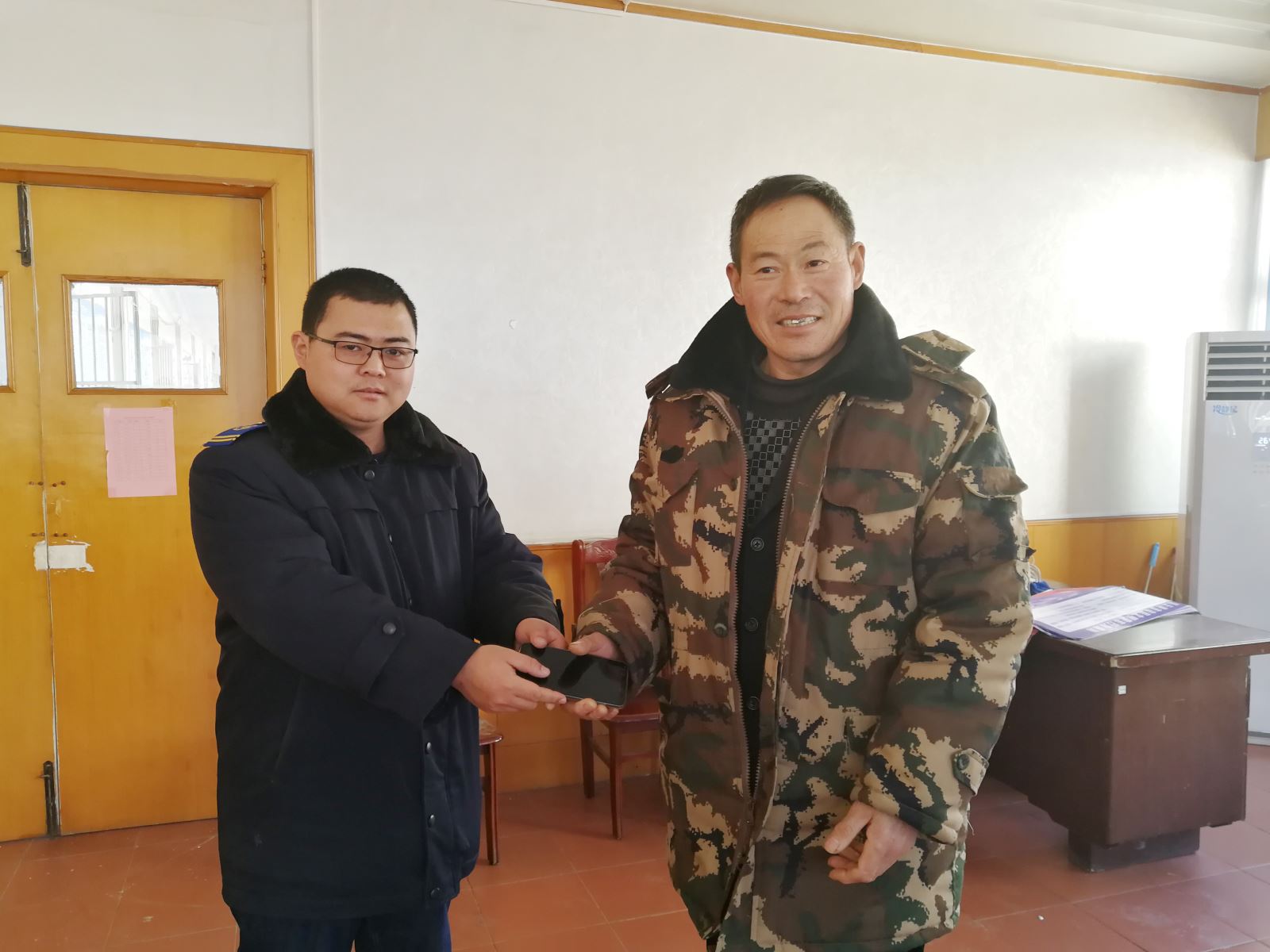 公交集团经营发展事业部机场专线驾驶员尹晓军拾金不昧受表扬