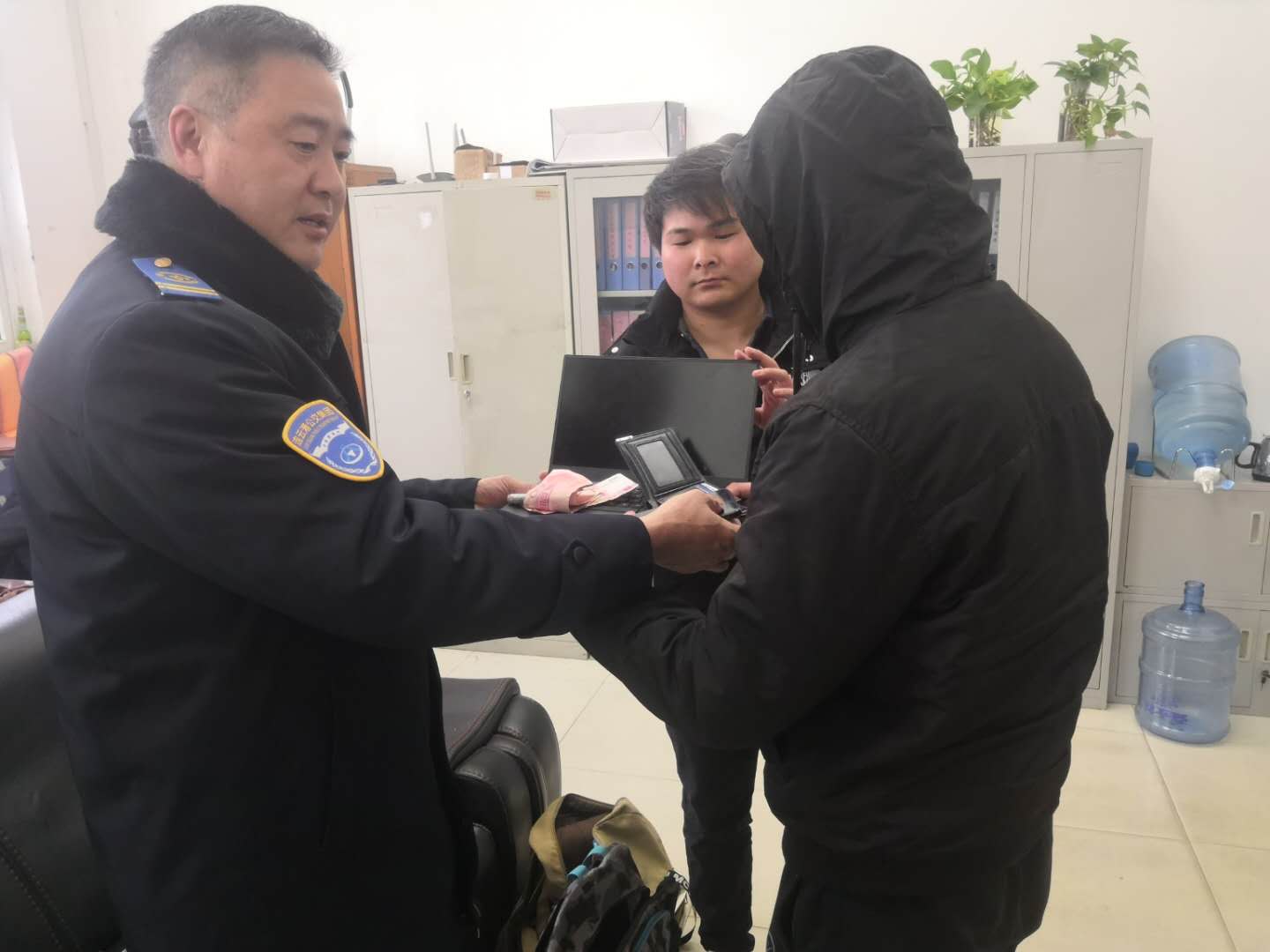 公交集团快速公交事业部驾驶员张广波拾金不昧获赞扬