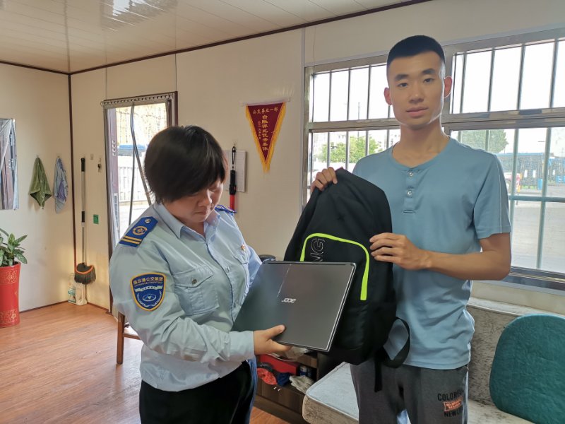 公交集团公交事业一部21路驾驶员陈守平拾金不昧受表扬