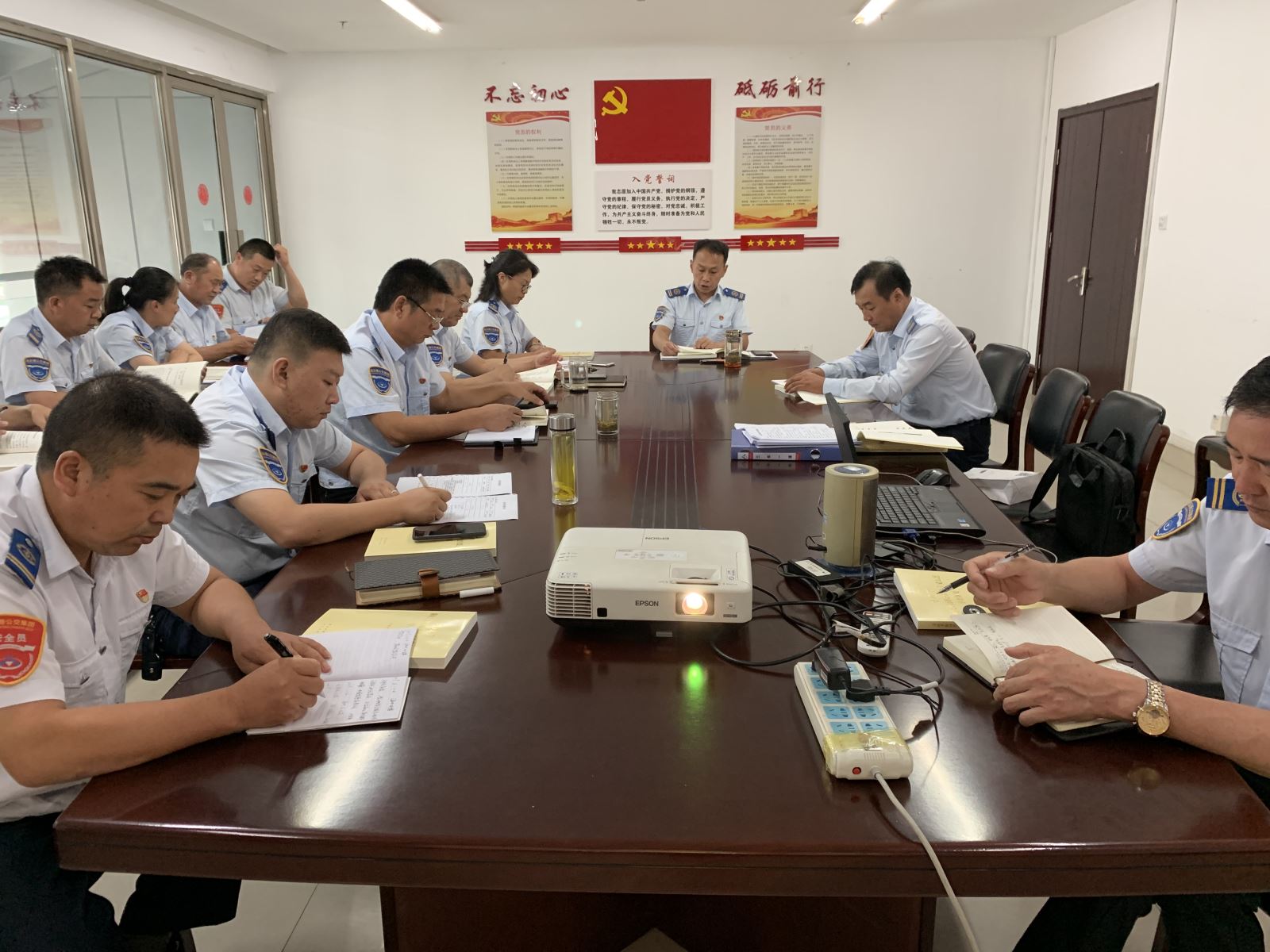 公交集团快速公交事业部圆满完成恶劣天气保障工作