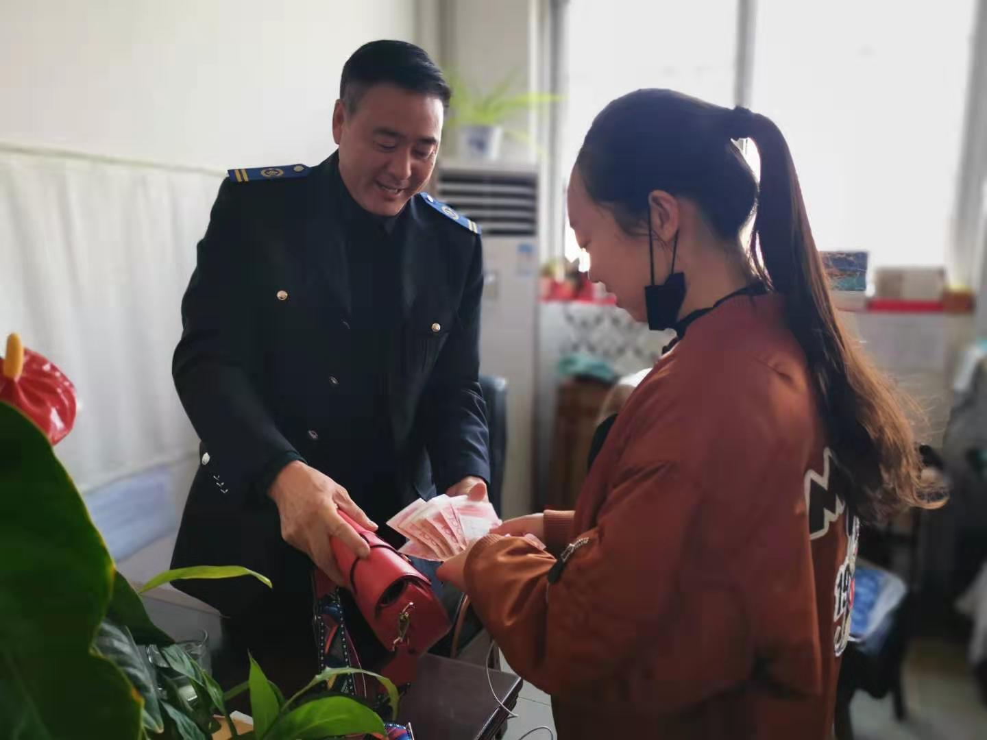 公交集团快速公交事业部B20线驾驶员徐建国助人为乐受表扬