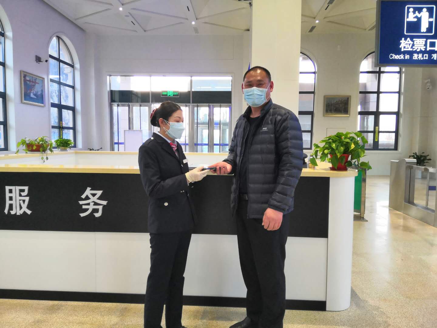 公交集团城市动车行港城，拾金不昧传四方