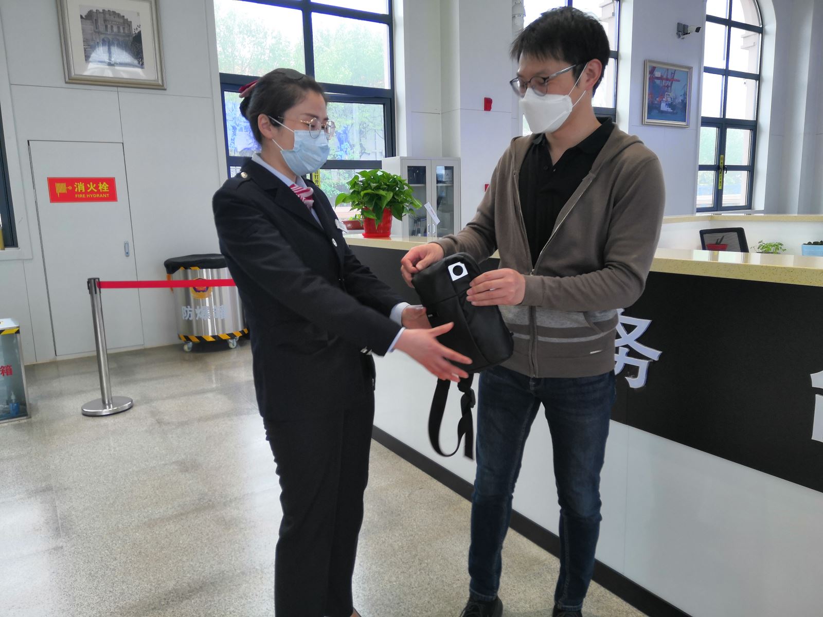 城市动车站务员拾金不昧暖人心