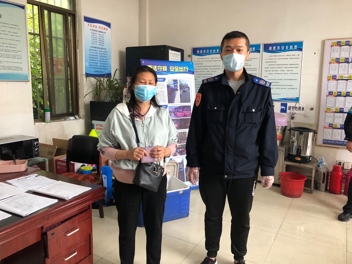 快速公交事业部西城分公司驾驶员拾金不昧 传递正能量