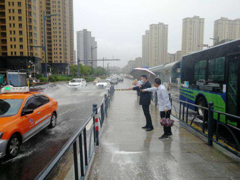 快速公交事业部多举措保雨天行车安全， 全力保障市民安全出行