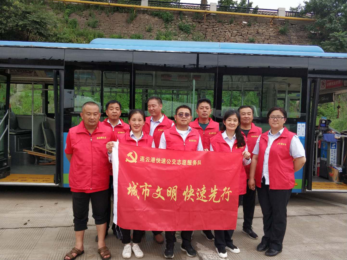 快速公交党支部积极开展党小组活动，助力创文