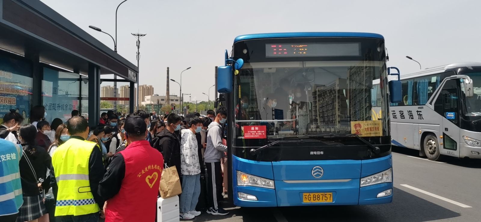 公交集团公交事业一部配合大学城、花果山景区客流出行特点  增加“五一”公交运力保障出行