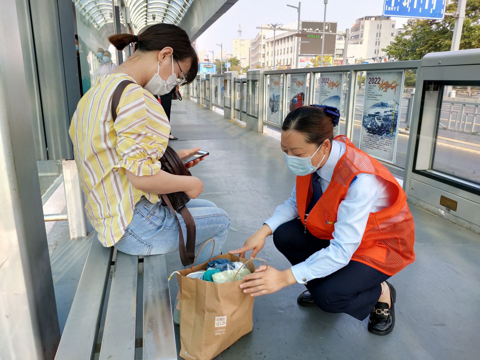 快速公交站务员接力帮助乘客找到丢失药品获暖心感谢