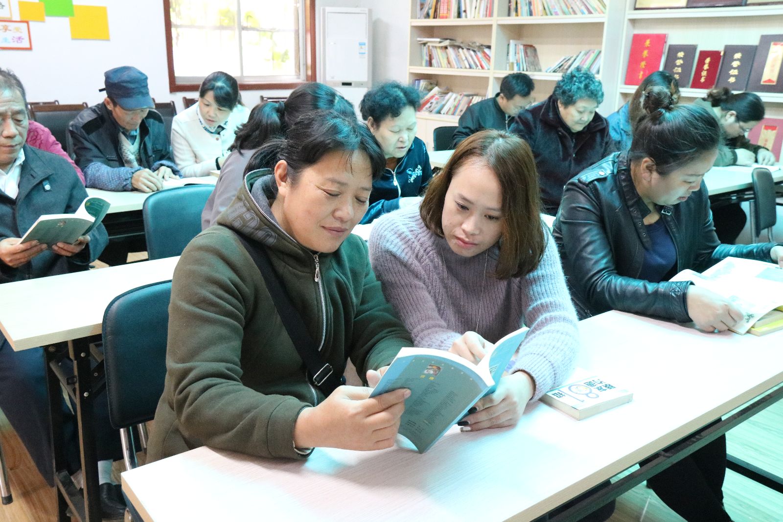 公交海州公司开展全民阅读手拉手志愿服务进社区活动