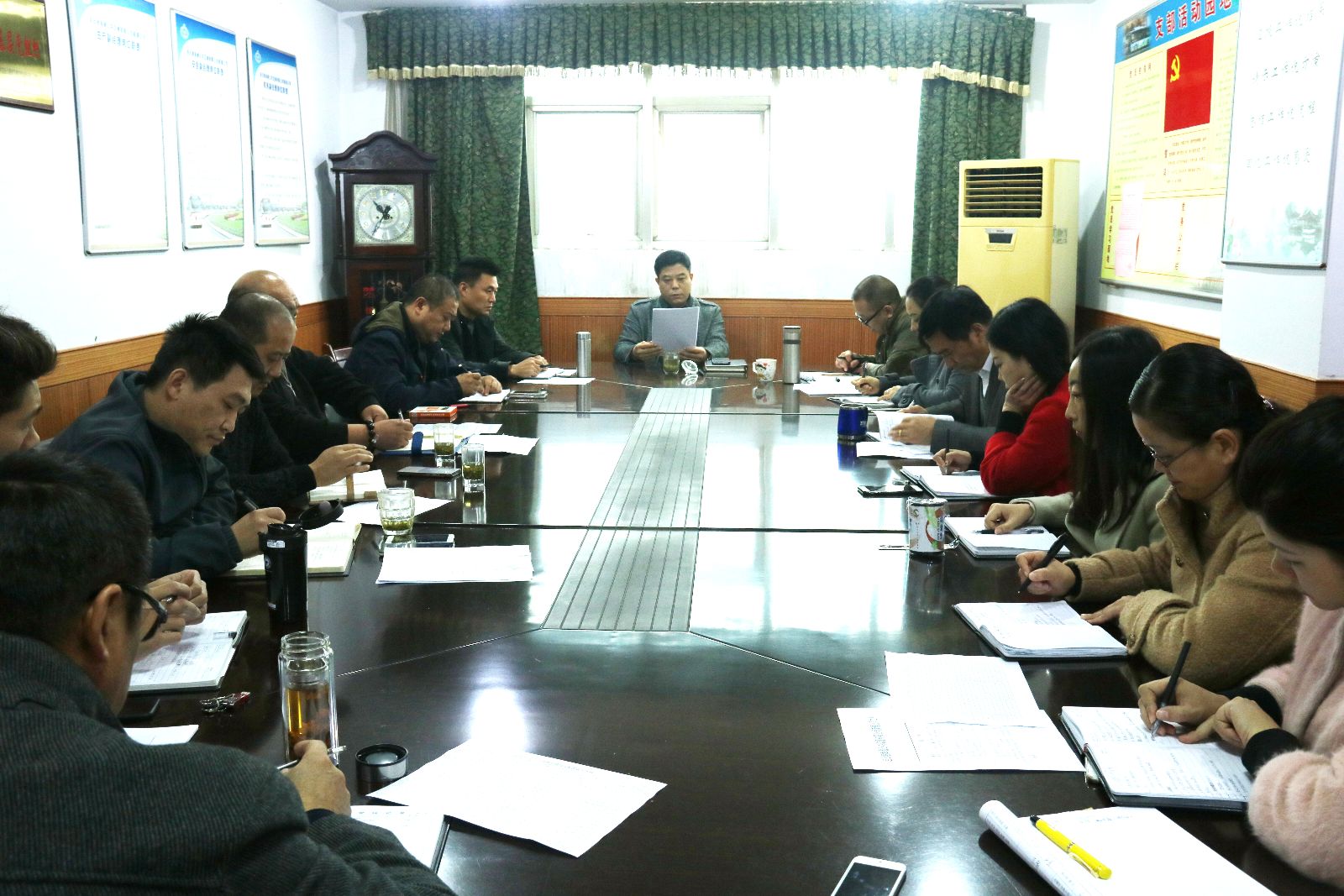 公交新浦公司党支部组织学习党的十八大会议精神