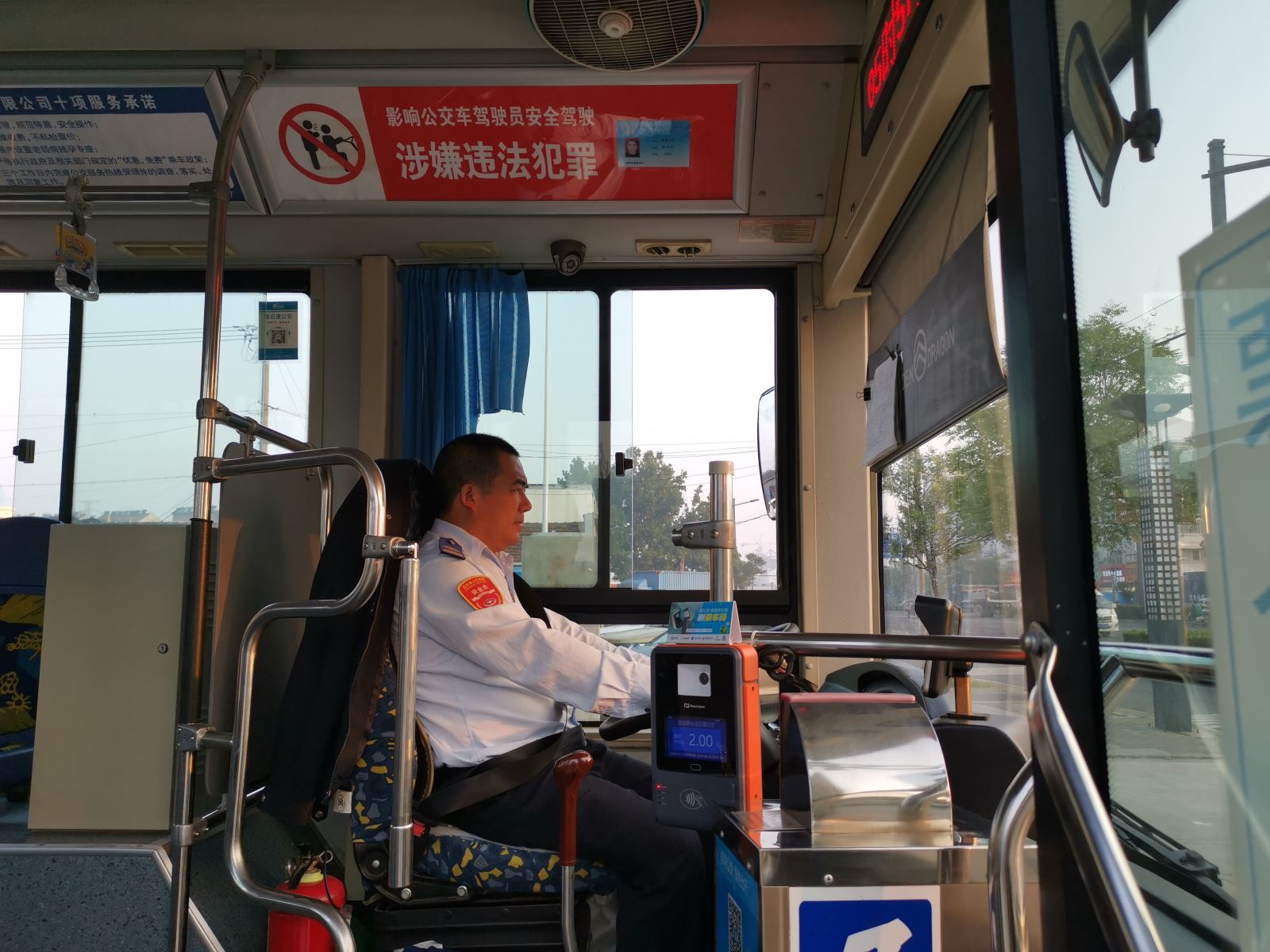 公交集团公交事业一部119路方小兵助力5岁走失男童“回家”