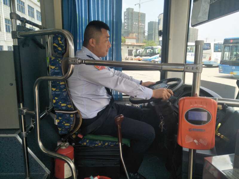公交25路驾驶员朱兵热心助人受点赞