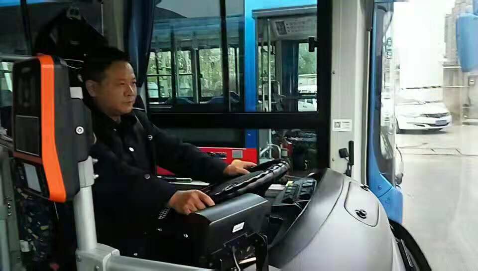 公交集团海通公交公司121路驾驶员汪家连为乘客找到丢失手包受表扬
