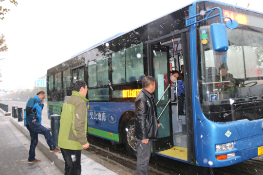 公交海州公司积极应对暴雪 保障安全运营