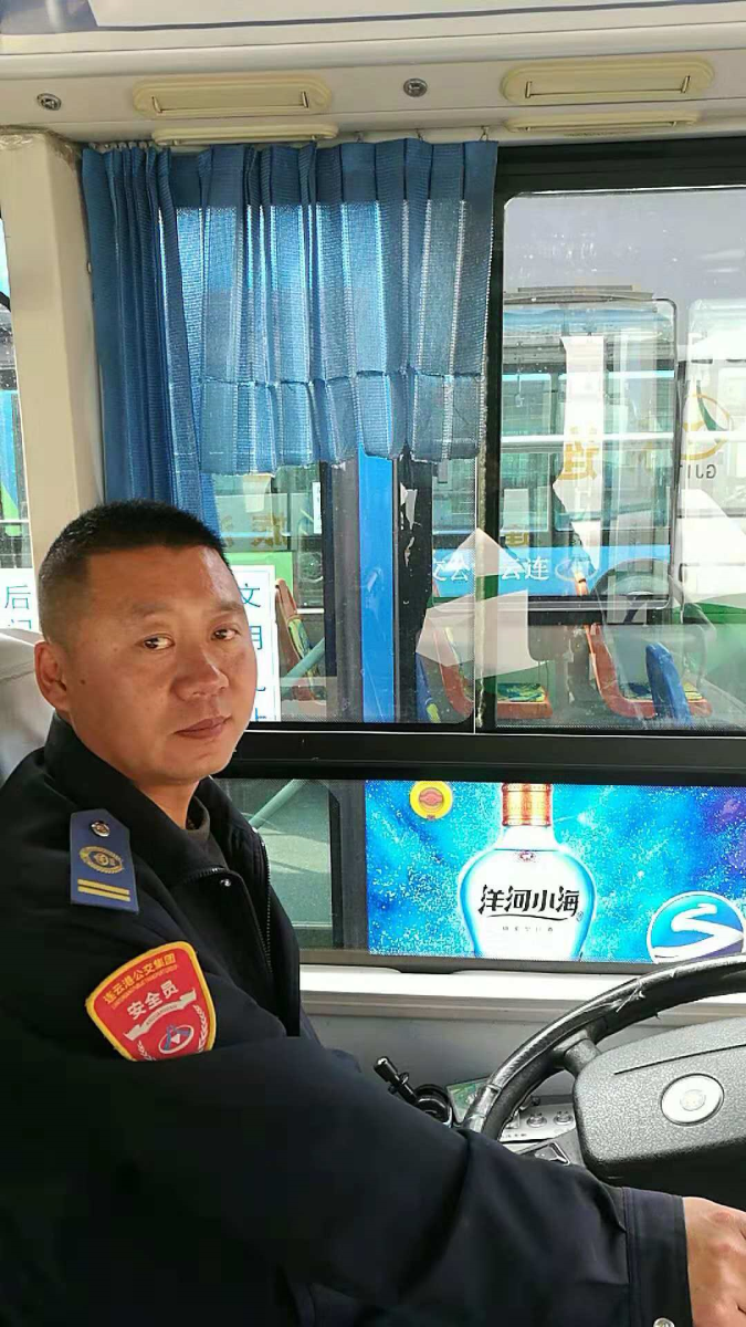 公交集团海通公交公司10路驾驶员梁巍物归原主获表扬