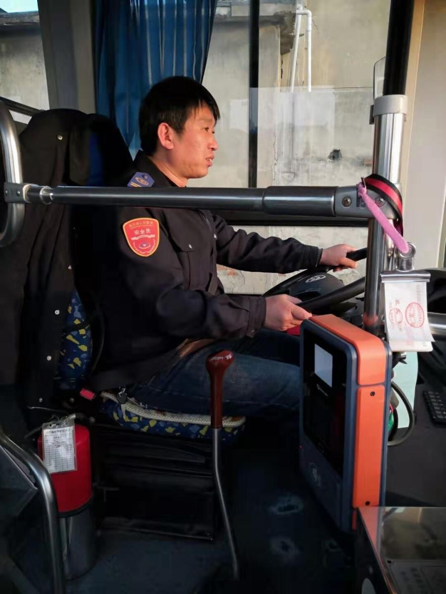 公交集团公交事业一部9路驾驶员王显兆服务热情受表扬