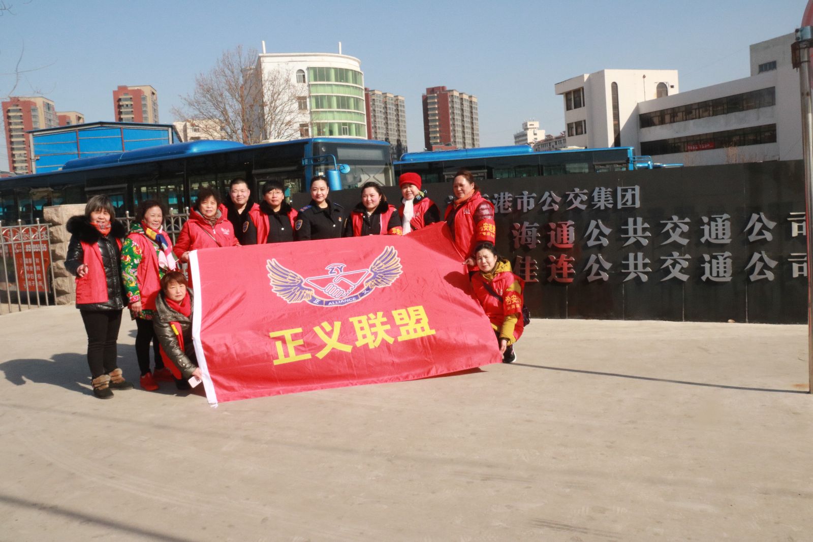 弘扬雷锋精神 打造满意公交——西苑社区到公交集团开展志愿服务