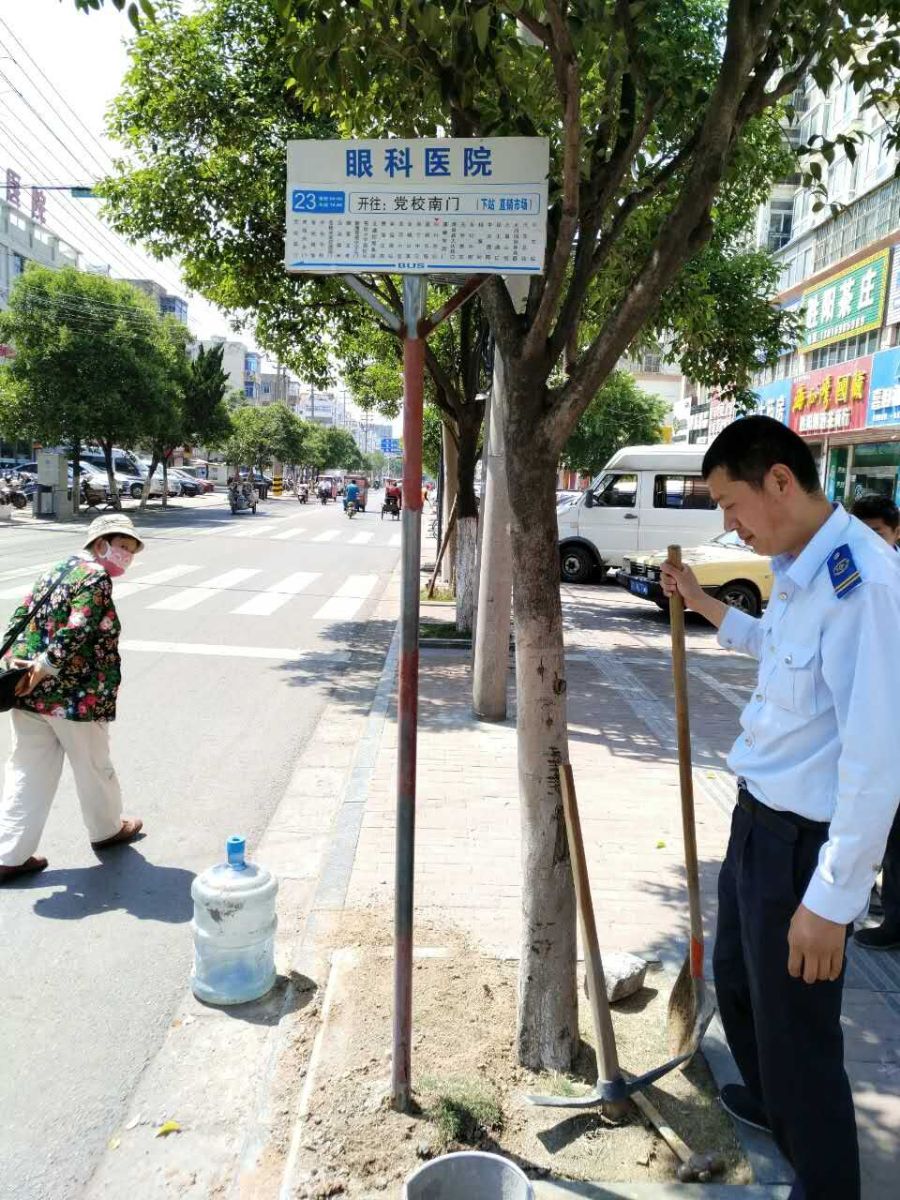 美化公交站牌  为创文工作助力