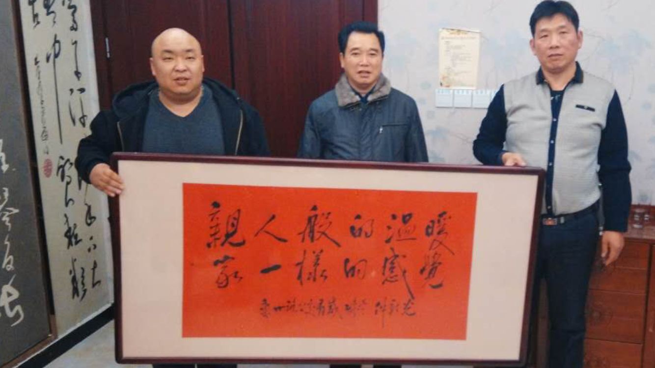 20路青年文明线驾驶员热情服务获乘客送牌匾