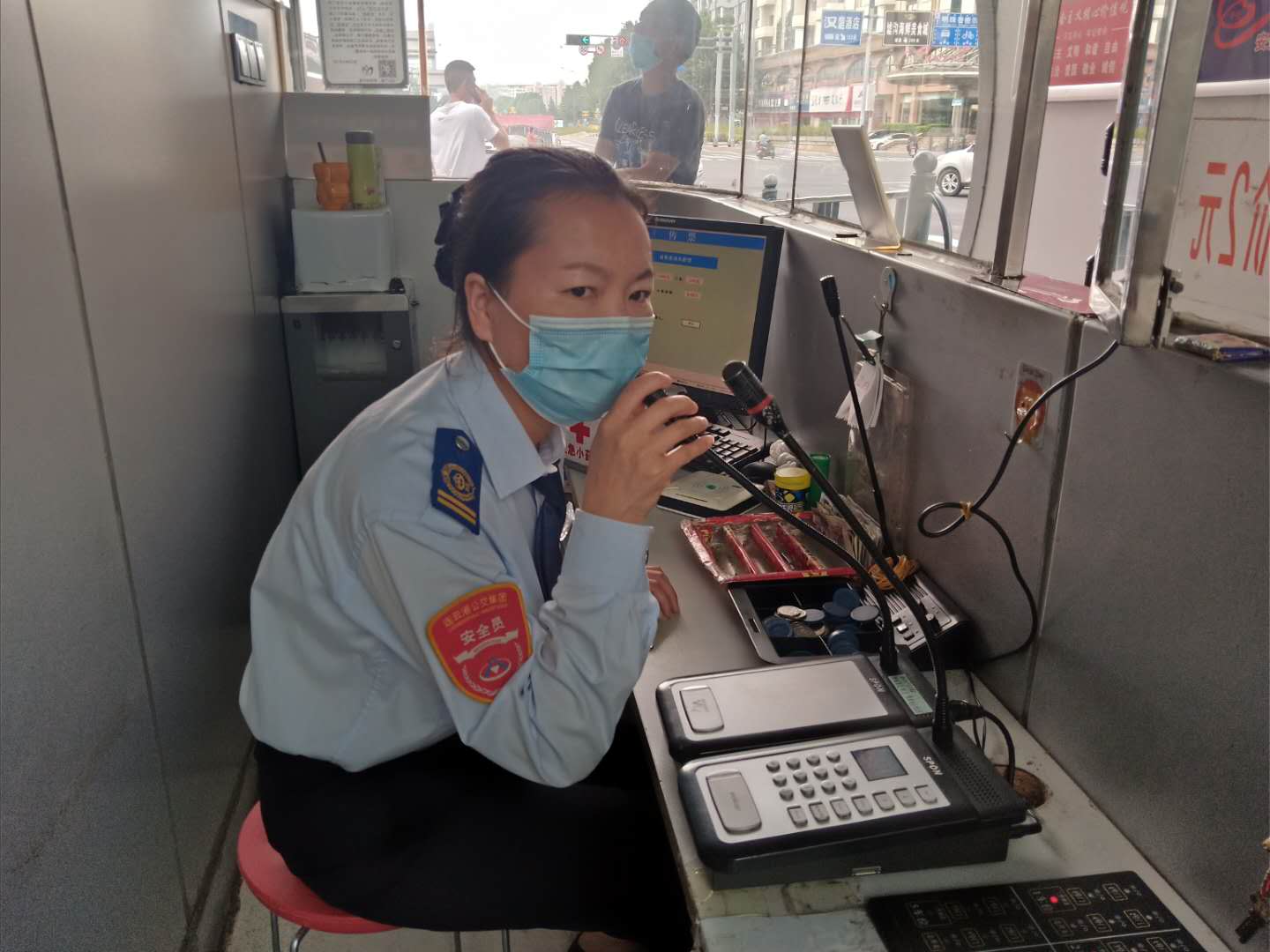 快速公交事业部站务员捡到乘客丢失的包获感谢